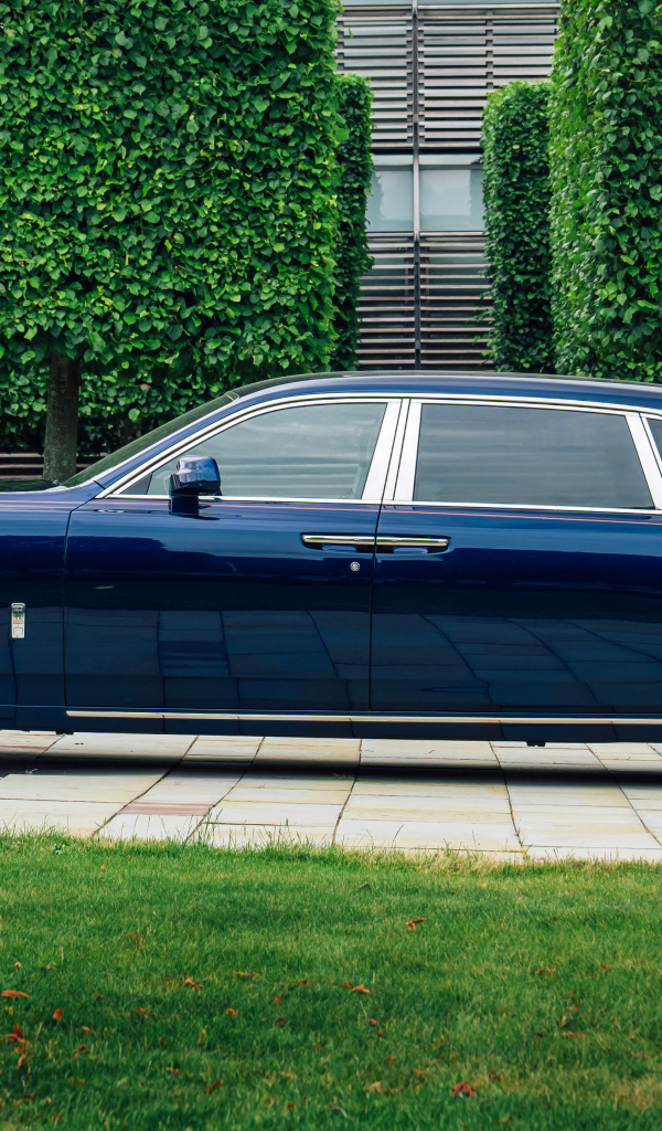 Синий автомобиль Rolls-Royce Phantom  вид сбоку