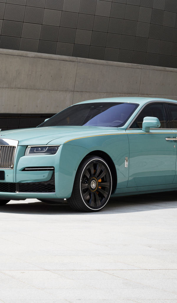 Дорогой престижный автомобиль Rolls-Royce Ghost