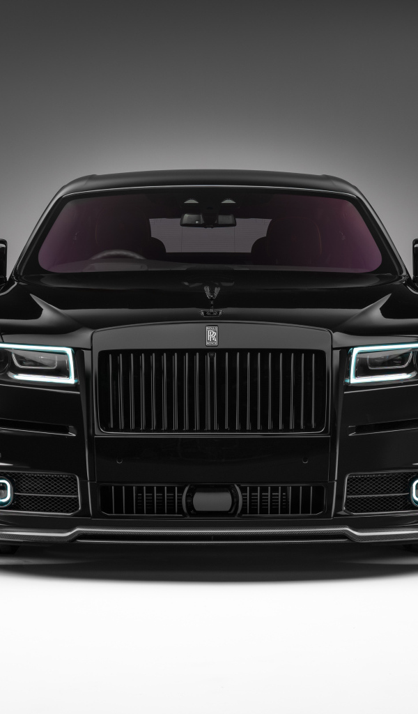 Вид спереди на черный дорогой автомобиль Rolls-Royce Ghost