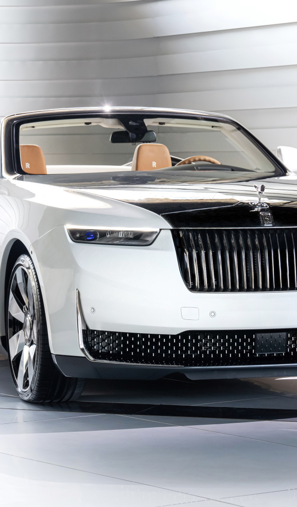 Вид спереди на автомобиль Rolls-Royce Arcadia Droptail