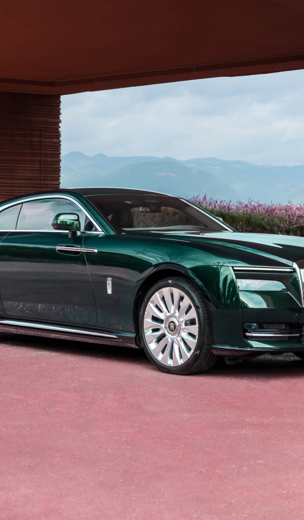Зеленый автомобиль Rolls-Royce Spectre