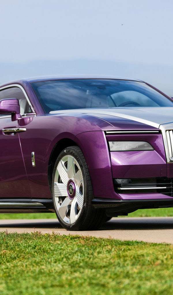 Сиреневый автомобиль Rolls-Royce Spectre