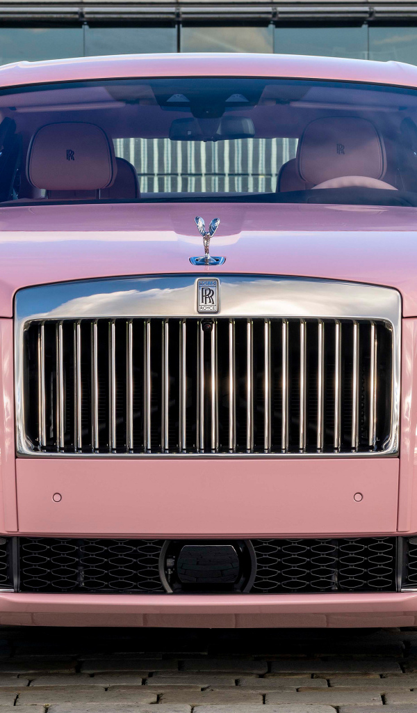 Розовый автомобиль Rolls-Royce Ghost вид спереди