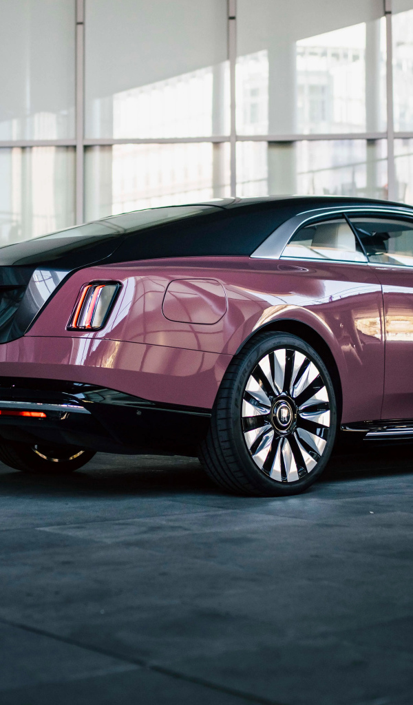 Вид сзади на автомобиль Rolls-Royce Spectre 2024 года