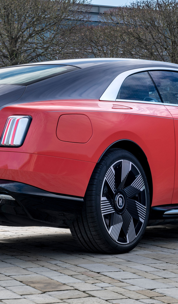 Вид сзади на автомобиль Rolls-Royce Spectre Escapism 2024 года