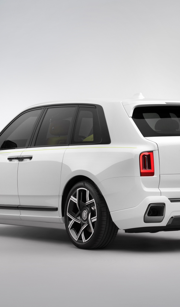 Вид сзади на автомобиль Rolls-Royce Black Badge Cullinan Series II