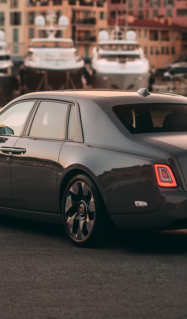 Вид сзади на автомобиль Rolls-Royce Phantom Rear