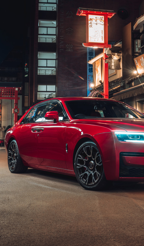 Красный стильный автомобиль Rolls-Royce Ghost Black Badge