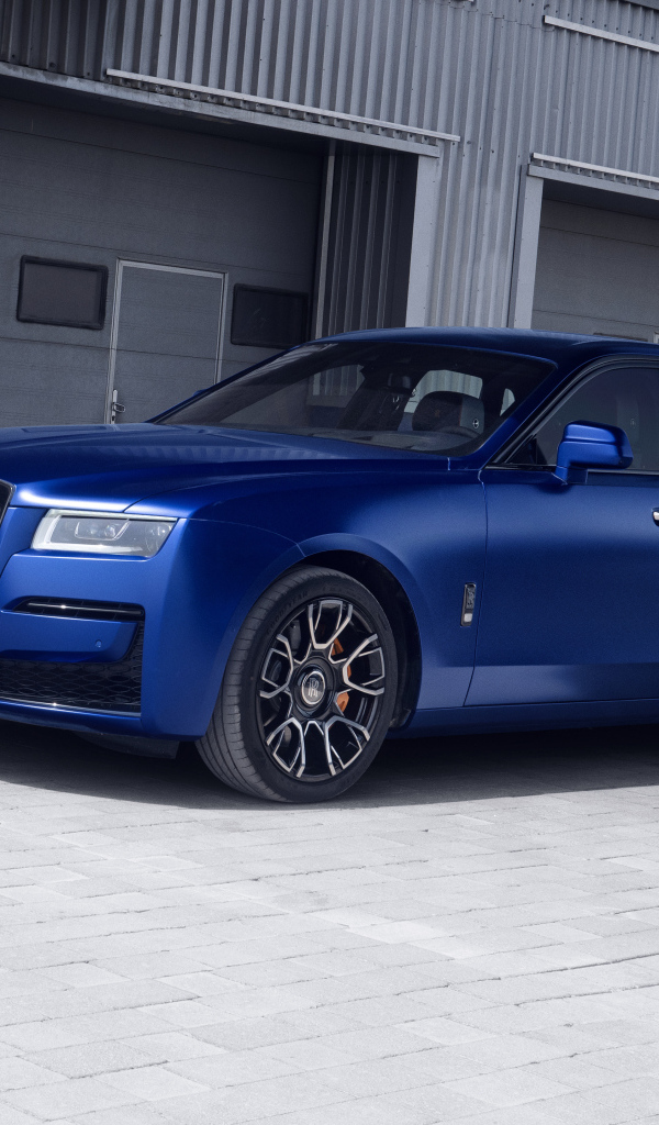 Автомобиль Rolls-Royce Black Badge Ghost у здания