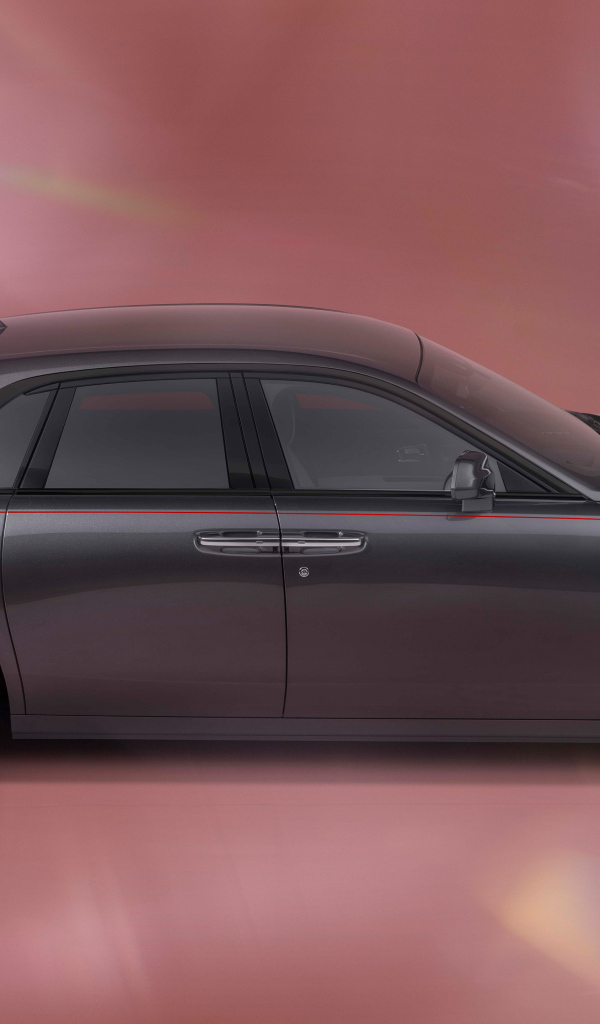 Автомобиль Rolls-Royce Ghost Prism  вид сбоку на розовом фоне