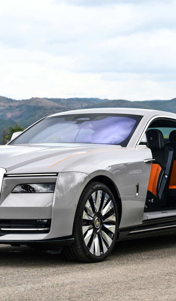 Открытая дверь автомобиля Rolls-Royce Spectre