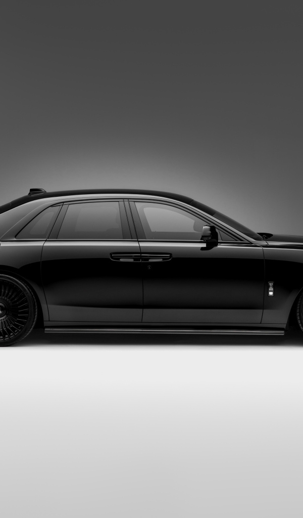 Вид сбоку на черный автомобиль Rolls-Royce Ghost