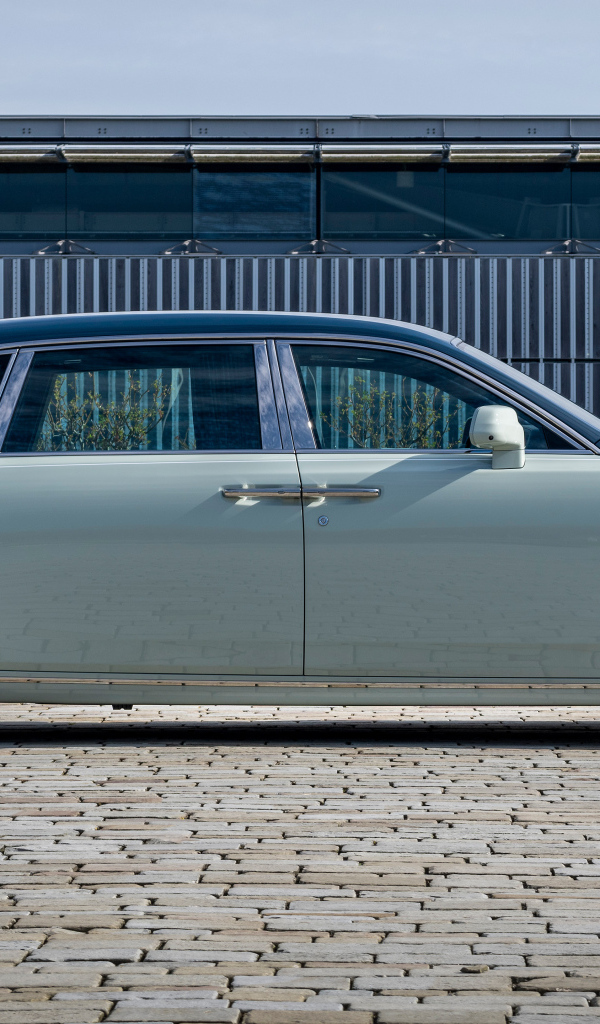 Вид сбоку на автомобиль Rolls-Royce Phantom EWB Magnetism 2024 года
