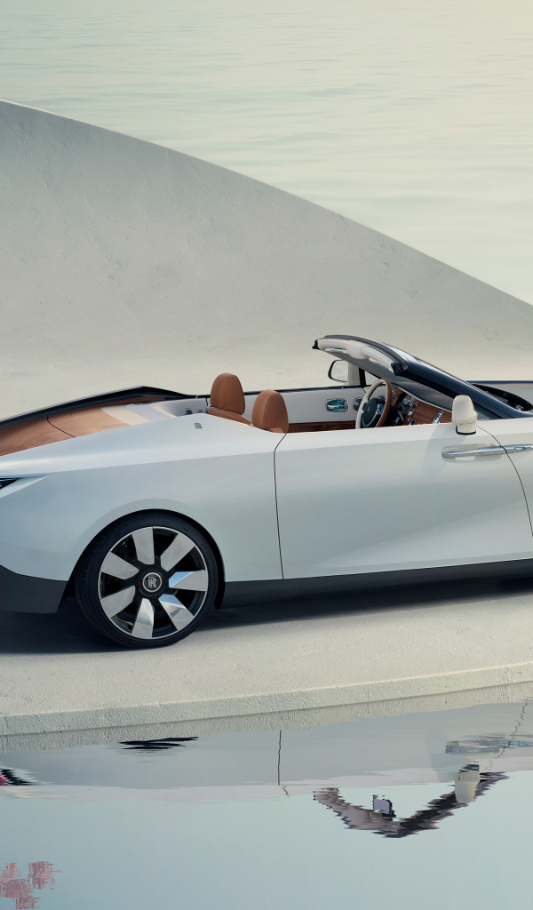 Вид сбоку на автомобиль Rolls-Royce Arcadia Droptail