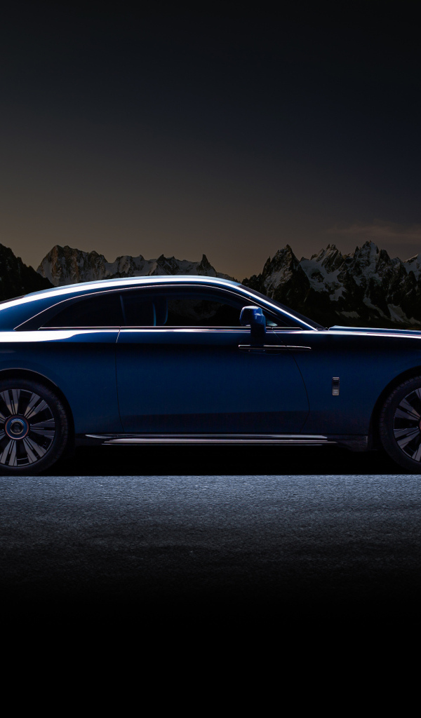 Вид сбоку на автомобиль Rolls-Royce Spectre