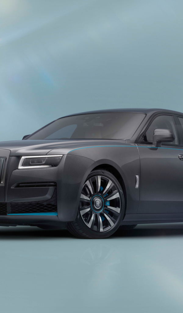 Серебристый автомобиль Rolls-Royce Ghost Prism Gunmetal Grey With Turchese