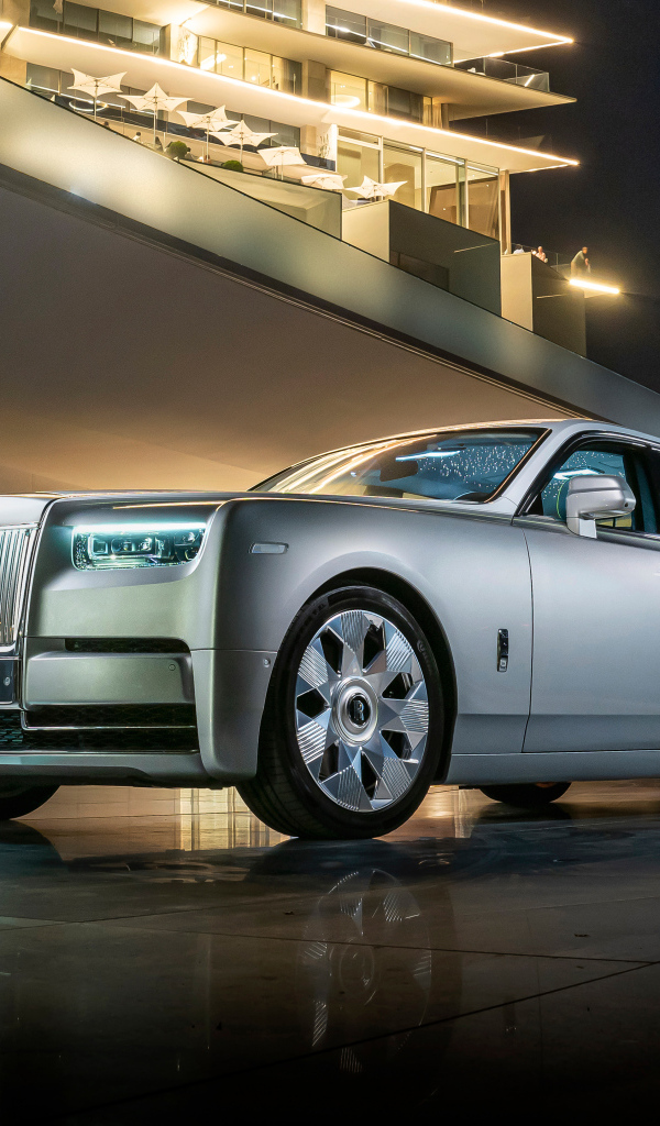 Серебристый дорогой автомобиль Rolls-Royce Phantom
