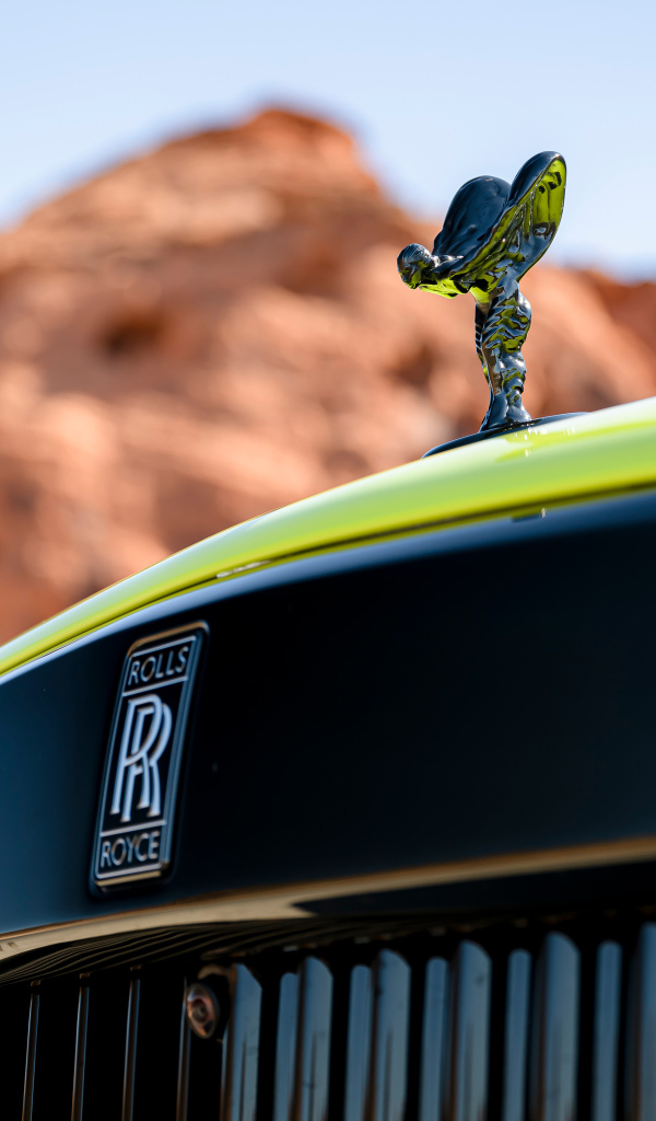 Украшение Spirit Of Ecstasy на капоте автомобиля Rolls-Royce