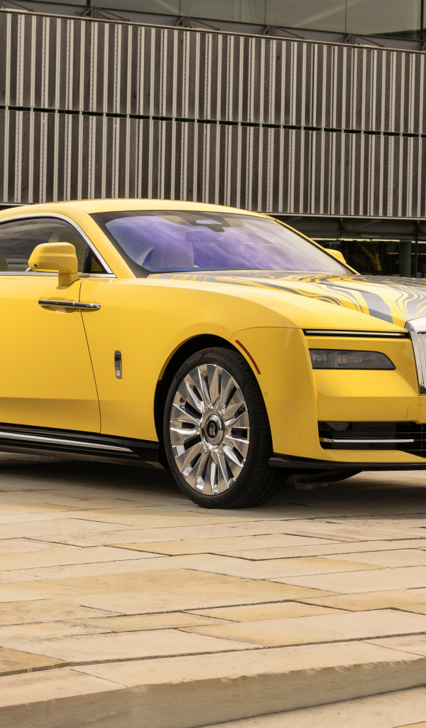 Желтый автомобиль Rolls-Royce Spectre Semaphore