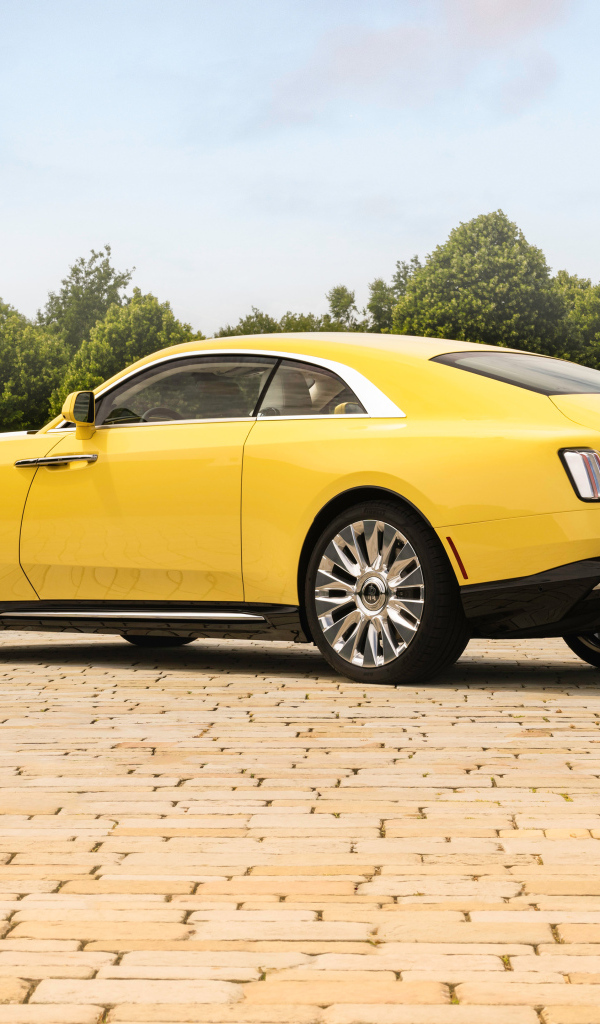 Желтый Rolls-Royce Spectre Semaphore вид сзади
