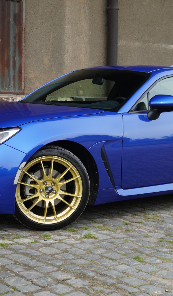 Синий автомобиль Subaru BRZ Final Edition 2024 года