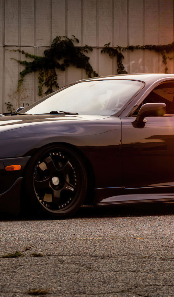 Черный автомобиль Toyota Supra Classic в лучах солнца