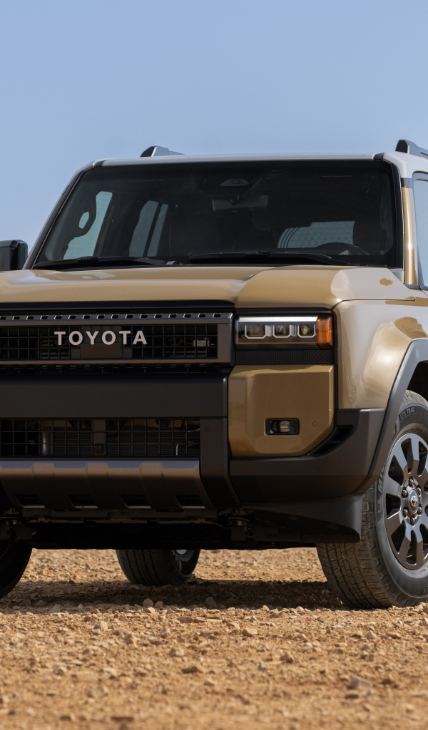 Вид спереди на автомобиль Toyota Land Cruiser 2024 года