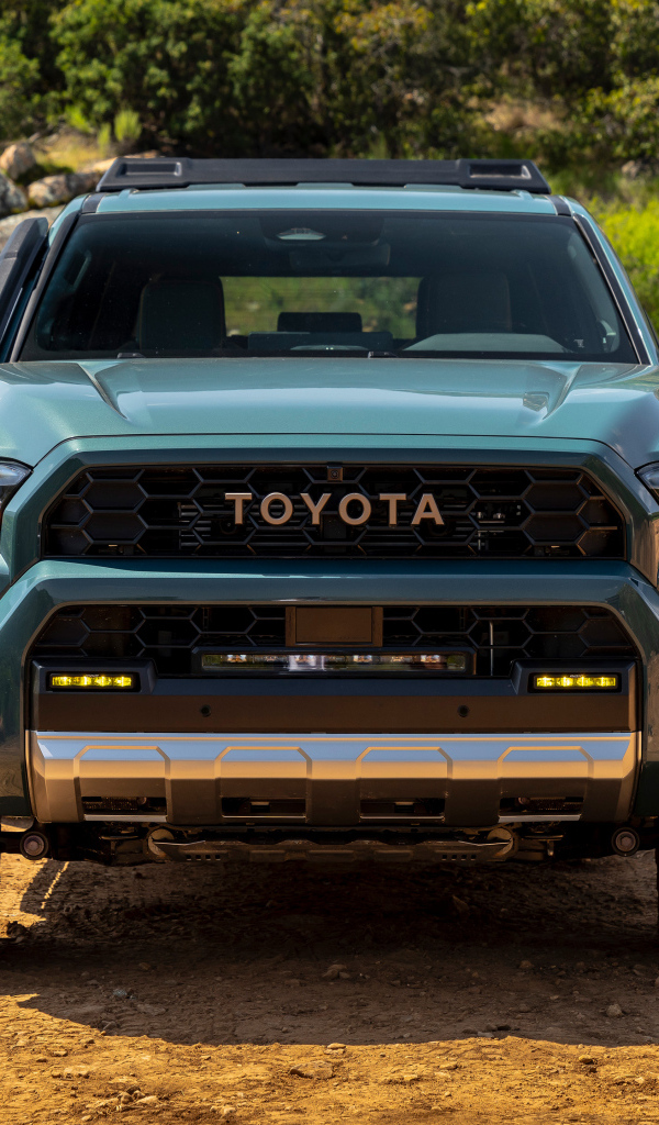Вид спереди на внедорожник Toyota 4Runner Trailhunter 2025 года