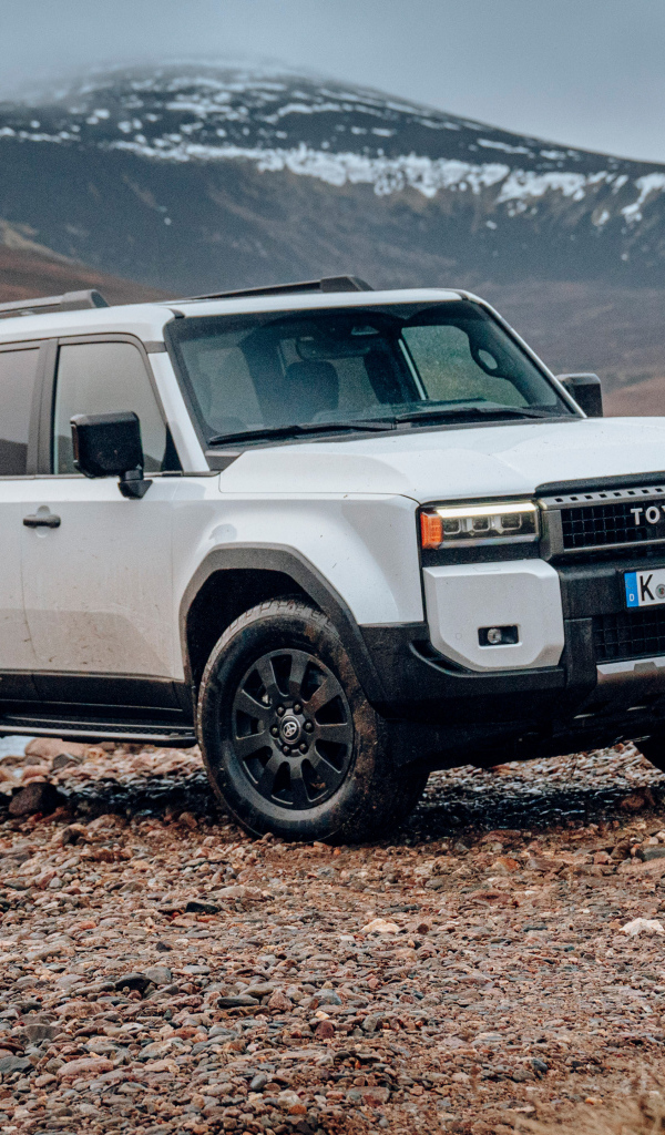 Внедорожник Toyota Land Cruiser в горах