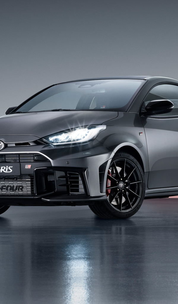 Серебристый автомобиль Toyota GR Yaris 2024  года