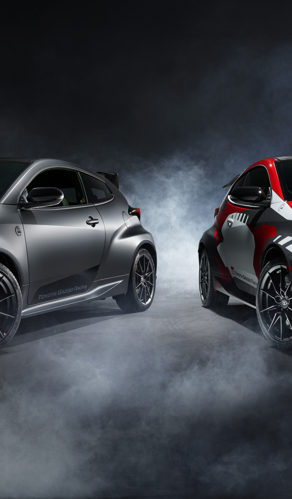 Два автомобиля Toyota GR Yaris RZ High Performance Sebastien Ogier Edition