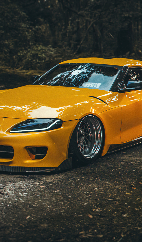 Желтый быстрый автомобиль Toyota Supra A90