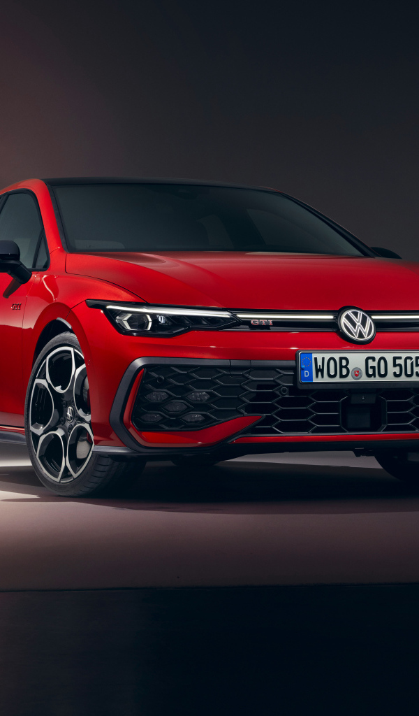 Красный автомобиль Volkswagen Golf GTI 2024 года