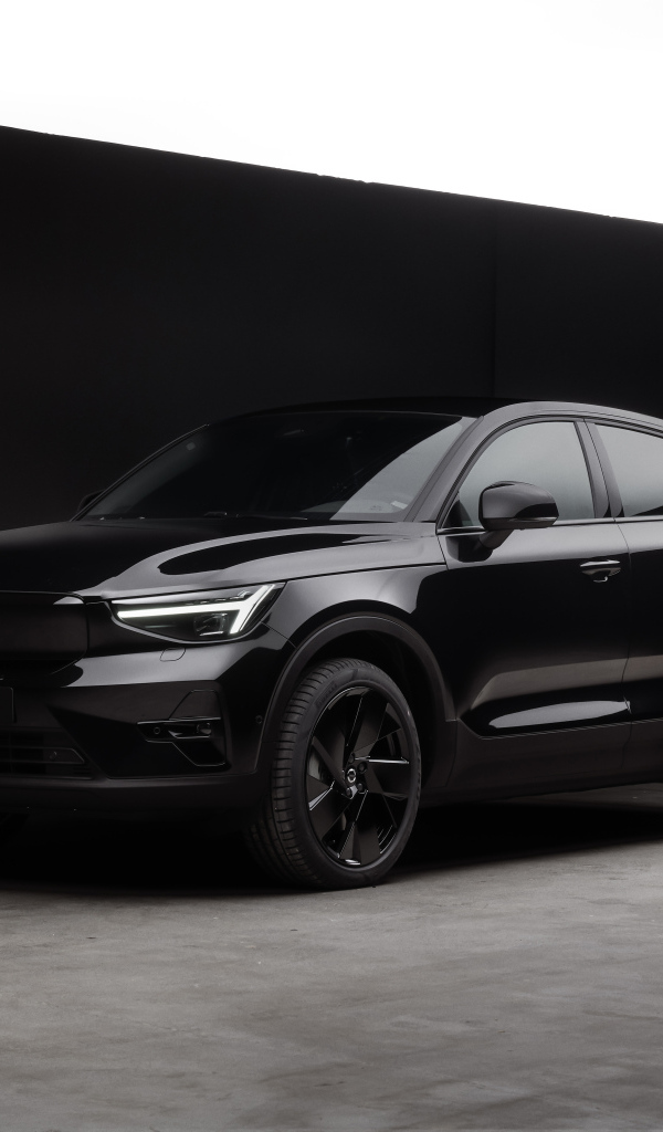 Черный автомобиль Volvo EC40 Black Edition 2024 года