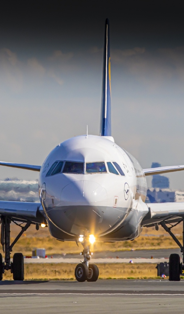 Большой пассажирский аэробус готовится к взлету