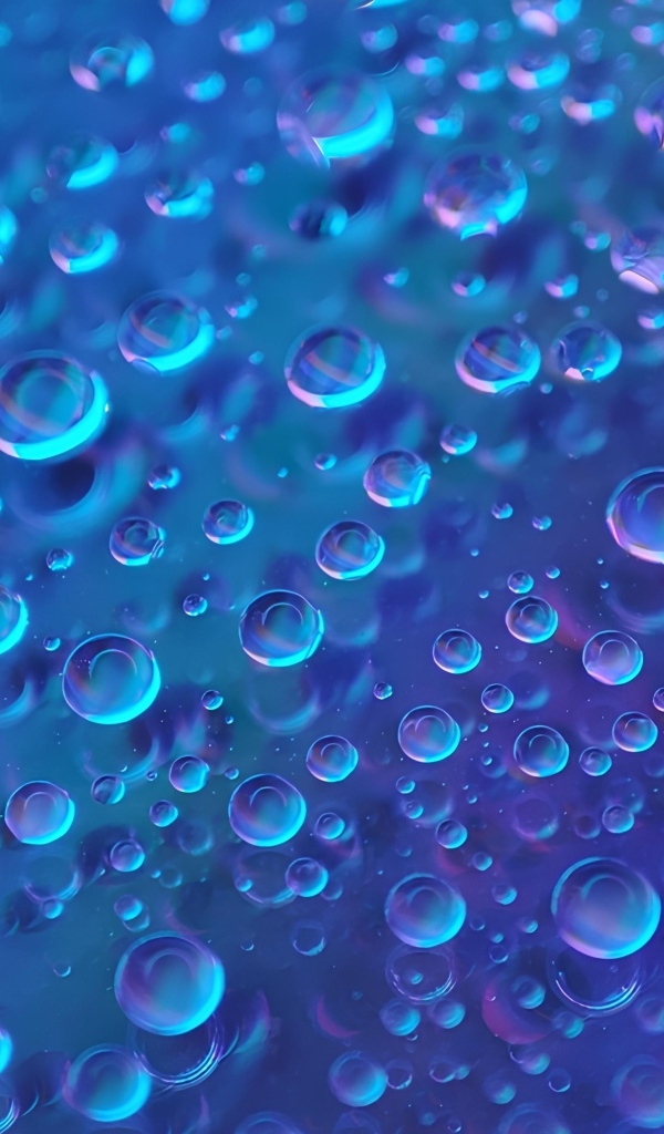 Много капель воды на синем фоне