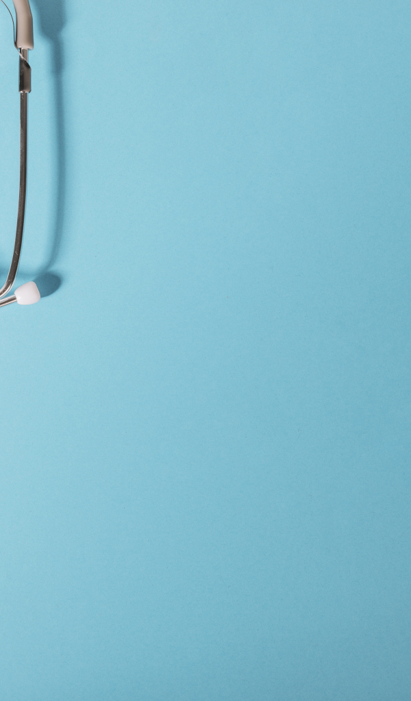 Медицинский стетоскоп на голубом фоне