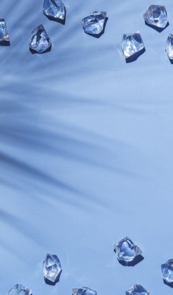Кусочки холодного льда на голубом фоне
