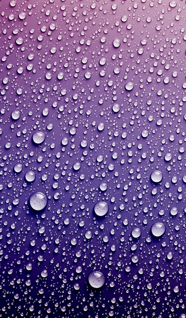 Фиолетовый фон с брызгами воды