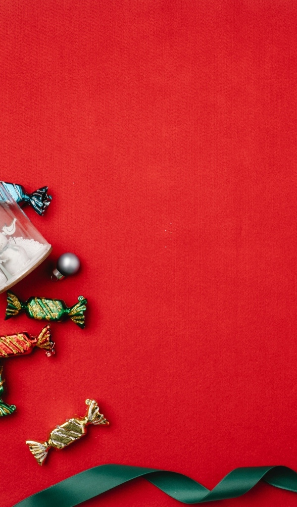 Красный фон с лентой и конфетами