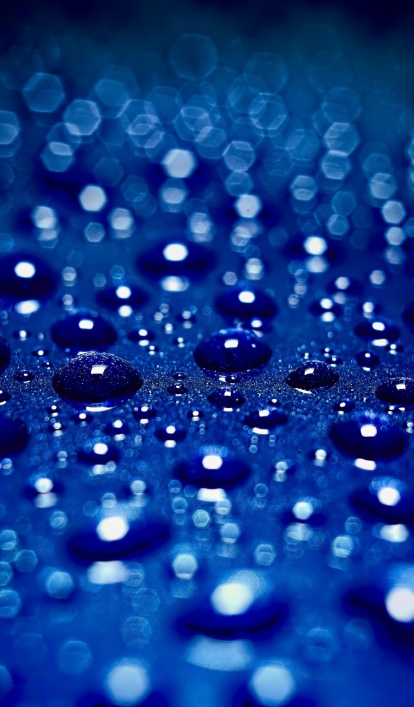 Мелкие капли воды на синем фоне
