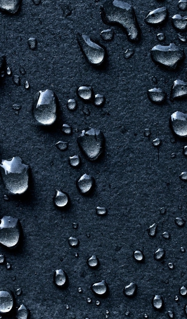 Брызги дождя на черном фоне