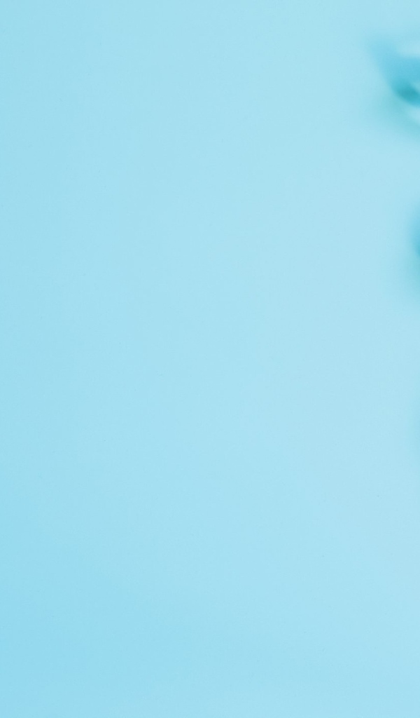 Стетоскоп, очки и блокнот на голубом фоне