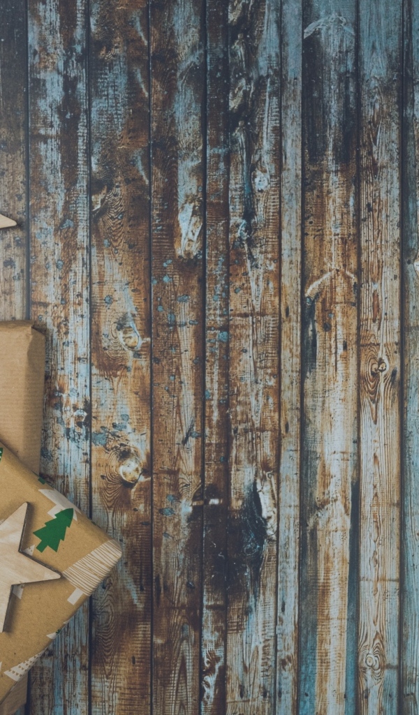 Два подарка на деревянном фоне