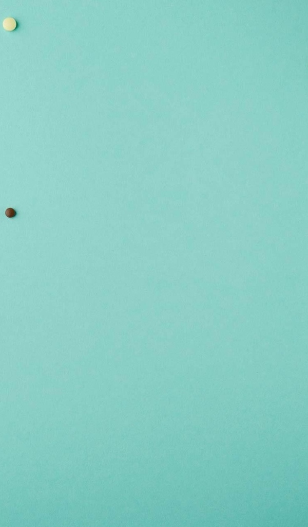 Разные таблетки на голубом фоне