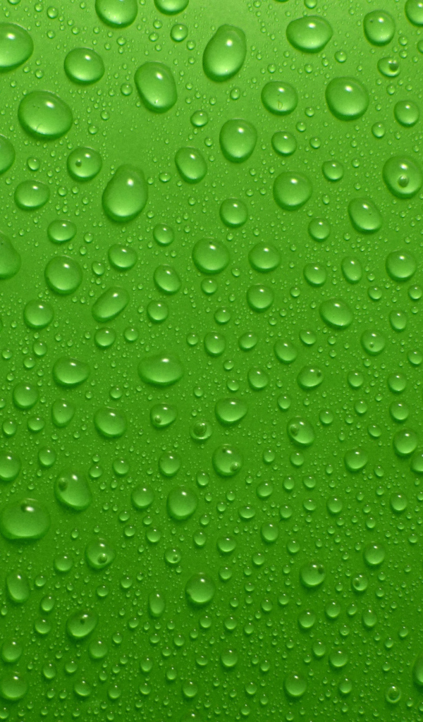 Капли воды на зеленом фоне