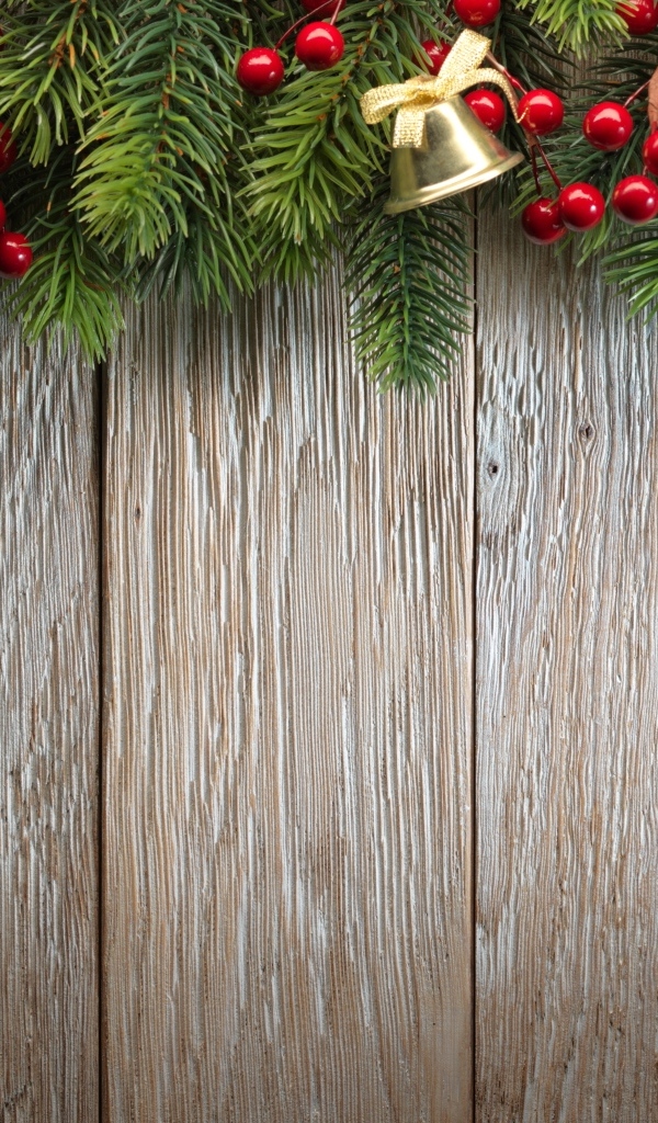 Деревянный новогодний фон с еловой веткой и колокольчиками