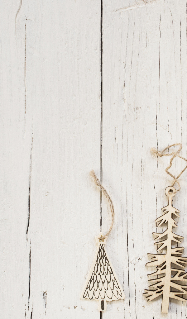 Деревянные елочные украшения  на белом деревянном фоне