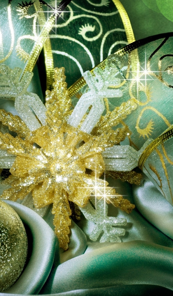 Игрушки с лентой и снежинками на Рождество 2025