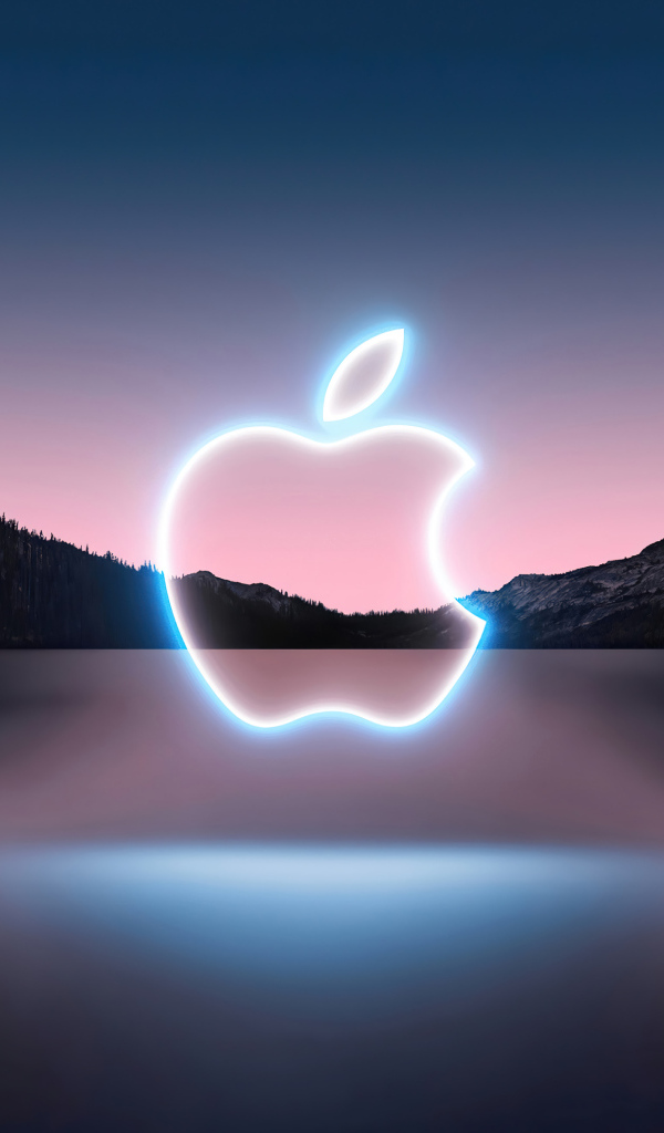 Логотип apple над водой в горах